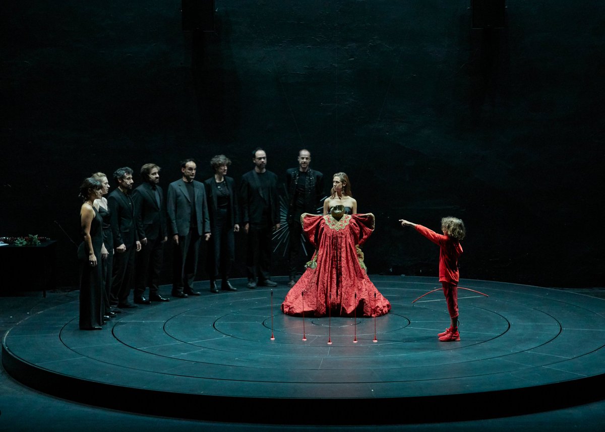 Voici enfin quelques images de Dafne, avec <a href="/LesCrisdeParis/">Les Cris de Paris</a> au @theatreathenee jusqu'au 05 Octobre.
Madrigal-Opéra de Wolfgang Mitterer d'après Schütz, pour électronique et 12 chanteurs.
Direction : Geoffroy Jourdain
Mise en scène : Aurélien Bory