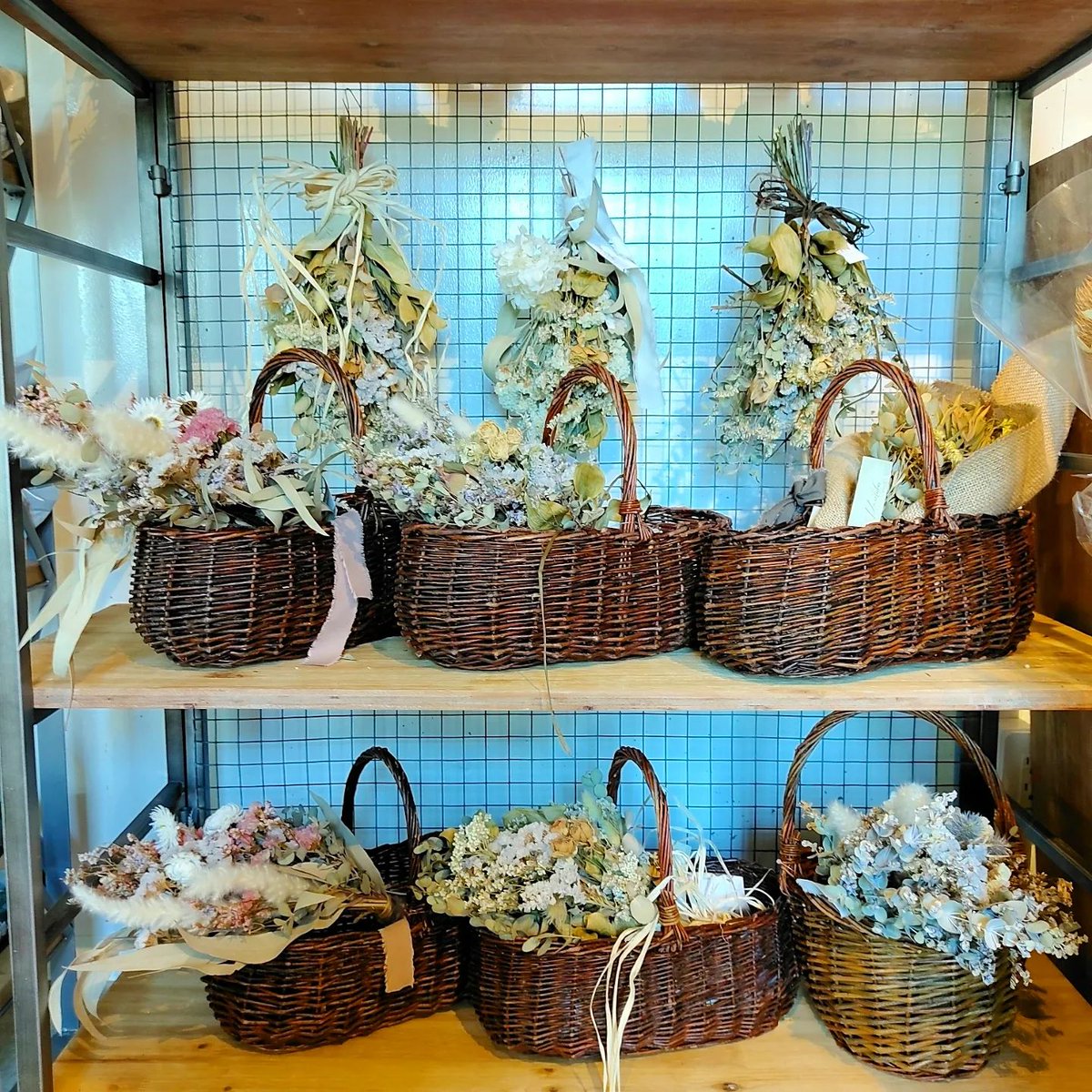 greenbase_'s tweet photo. 明日から10月だというのに暑い💦ですね。⁡
🌱#GreenBase⁡で、冷たいバナナジュースはいかがですか🍌⁡⁡
AUTUMN  SALE⁡ 開催中‼️⁡
⁡#ドライフラワー 30%OFF ⁡
⁡天井ラッピングドライフラワー⁡
⁡1000円(税別)⁡
⁡⁡⁡お待ちしております🍀⁡
⁡⁡⁡
10/15(土)寄せ植えワークショップ開催！ https://t.co/3iHPOfECMh