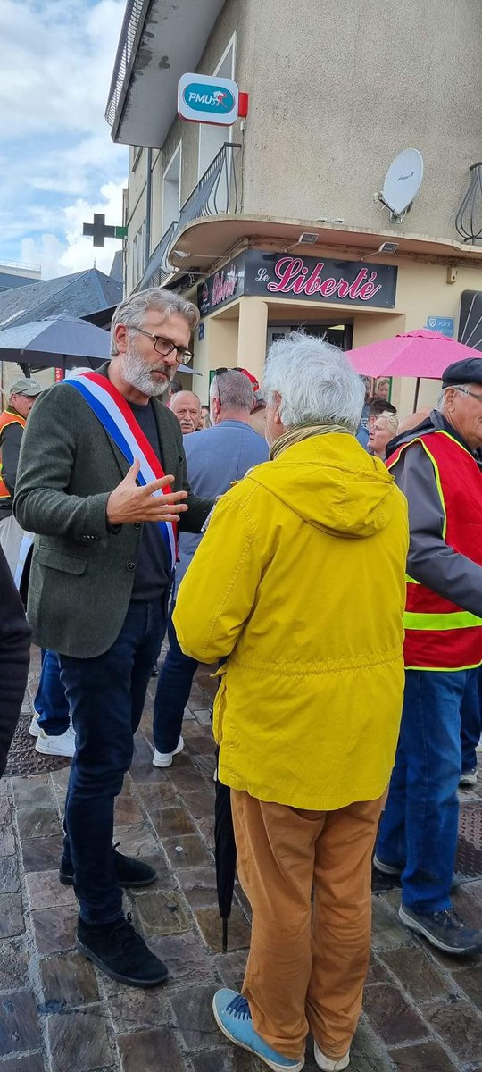 monnet_dufregne's tweet photo. Mobilisation à Moulins pour les salaires et les pensions, pour le pouvoir d’achat et contre la réforme des retraites. Ce n’est que le début !  #ReformeDesRetraites #pouvoirdachat #Salaires https://t.co/l6YlIiuTFe