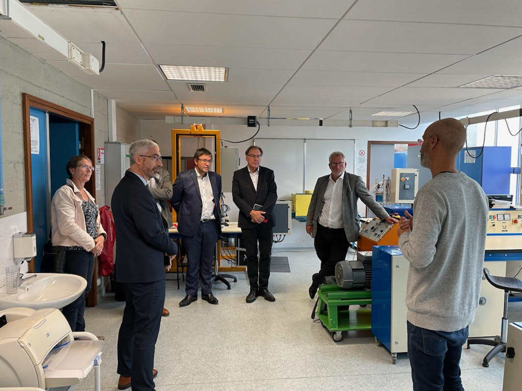 LyceesSembat's tweet photo. Accueil du groupe régional #FEDENE pour découvrir les plateaux techniques de la filière #électrotechnique des @LyceesSembat @ENGIEInnov @Idexgroupe #CRAM en vue d'actions communes futures @ac_normandie @RegionNormandie https://t.co/cbTgSyQ0xG