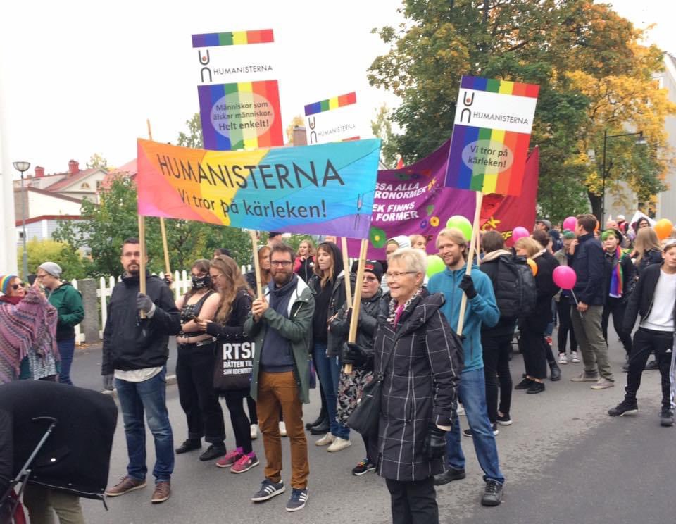 UmeaHum's tweet photo. Kom och gå i Pride-tåget med oss nu på lördag den 1 oktober. Samling klockan 12.00 i Döbelns park, Umeå.  Håll utkik efter vår banderoll och/eller våra plakat. Vi ses! @SvHumanisterna #pride #swehum https://t.co/hqXw5yp16k