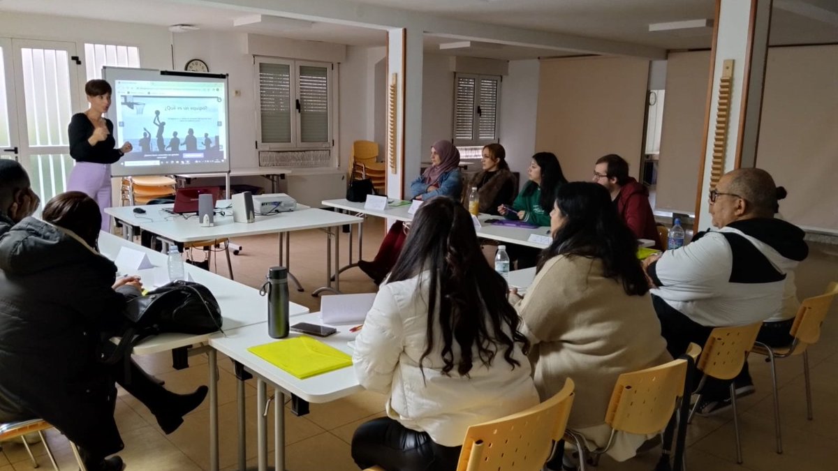 EFyds's tweet photo. Gracias a Patricia, de @RteJoseMaria, hemos disfrutado mucho en la formación "Ayudantes de restauración", hablando sobre el trabajo en equipo y los valores de la empresa. 
#Juntossomosmás #restaurantejosemaría
#IncorporaFundlaCaixa
#fyds https://t.co/FYUvkbZhKO