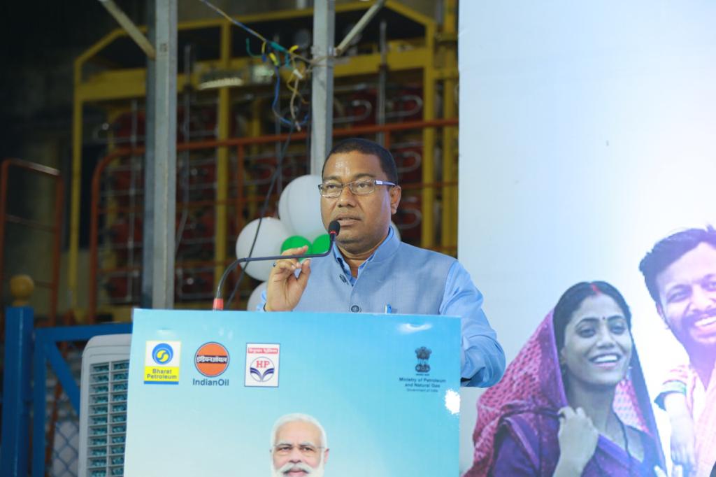 BPCLimited's tweet photo. Shri Rameswar Teli, Hon'ble MoS, Ministry of Petroleum and Natural Gas and Ministry of Labour and Employment, inaugurated the CNG facilities at our Fuel Station M/s Ammu Fuel Station in Chennai yesterday. 

#BPCL #EnergisingLives #LiveGreenLiveBetter https://t.co/R0WMFsdJN6