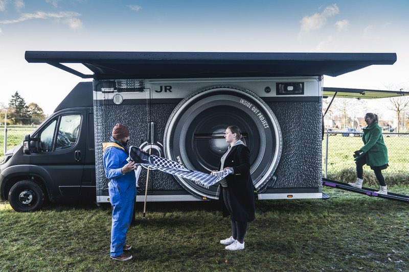 Der JR Foto-Truck steht heute &amp; morgen vor dem NRW-Forum: Fr, 14 bis 20 Uhr, und Sa, 12 bis 18 Uhr,
können sich alle Interessierten porträtieren lassen. Die Fotografien werden rund um das NRW-Forum gepastet. #wonderwalls