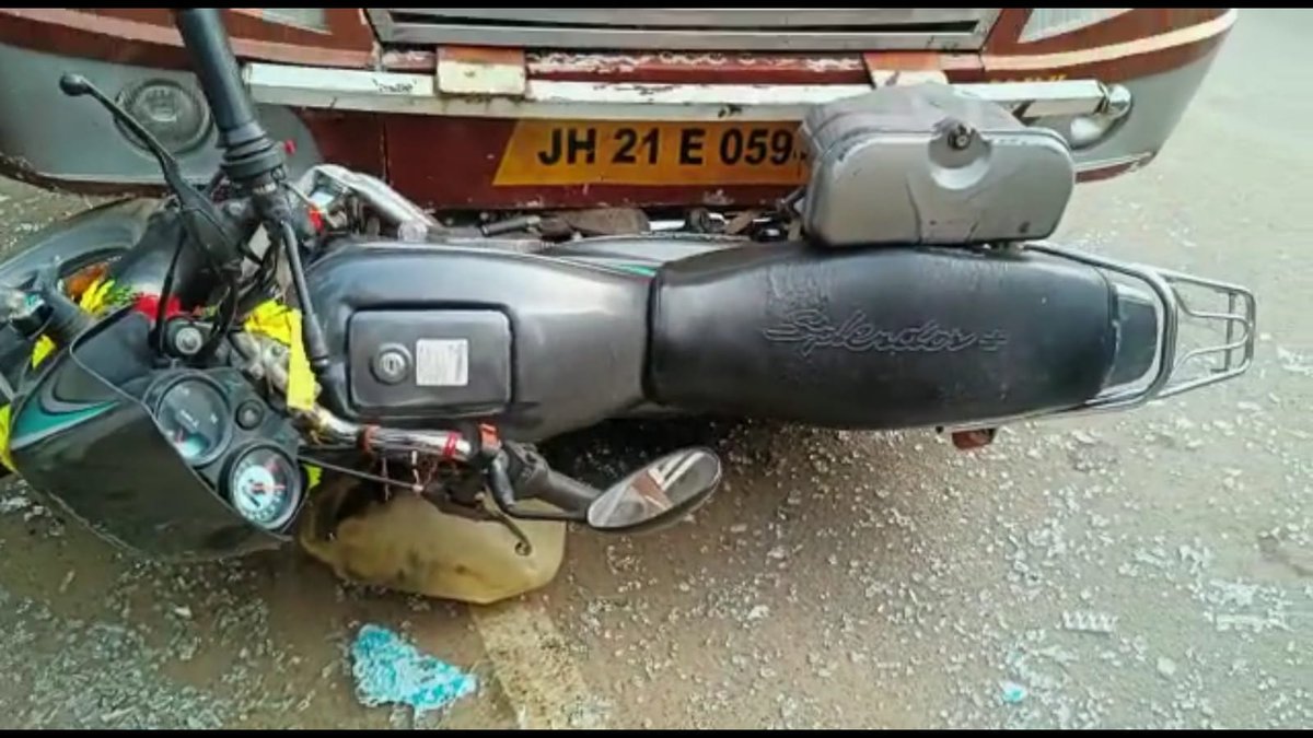 mejayantkumar's tweet photo. गोड्डा.. NH133 स्थित गांधीग्राम के निकट बस ने बाईक सवार को आज मारी थी टक्कर ।
इलाज के लिए सदर अस्पताल से किया गया था रेफर,भागलपुर जाने के क्रम में रास्ते में हुई मौत। #dcgodda #nhi @Roadaccidents1 https://t.co/ljFBhDjrcH