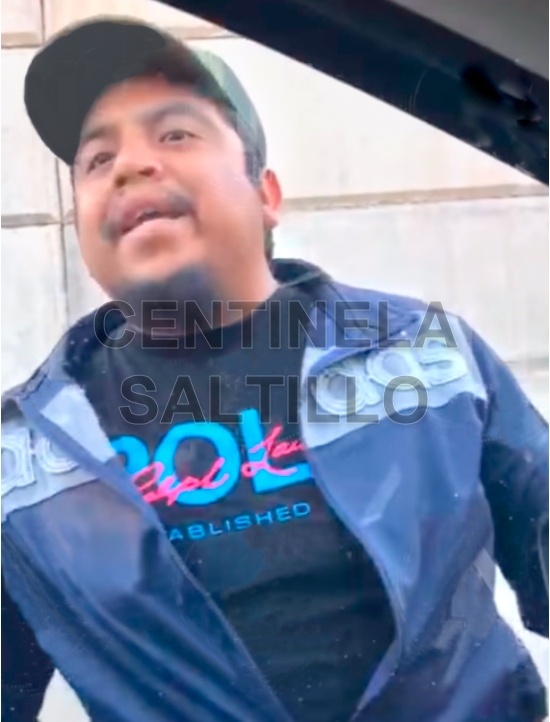 AlertaSLT's tweet photo. reporte inbox #Saltillo 

Este tipo empezo a hostigarme hoy cuando iba por Nazario, lo deje pasar pero donde me pasó se detuvo en seco y se bajó a amedrentarme, cuando se subió a su carro se echó para atrás y me pegó, gaD no daño el carro.
envio fotos para que lo identifiquen https://t.co/hE8UOulO2l