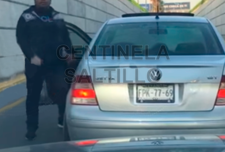 AlertaSLT's tweet photo. reporte inbox #Saltillo 

Este tipo empezo a hostigarme hoy cuando iba por Nazario, lo deje pasar pero donde me pasó se detuvo en seco y se bajó a amedrentarme, cuando se subió a su carro se echó para atrás y me pegó, gaD no daño el carro.
envio fotos para que lo identifiquen https://t.co/hE8UOulO2l