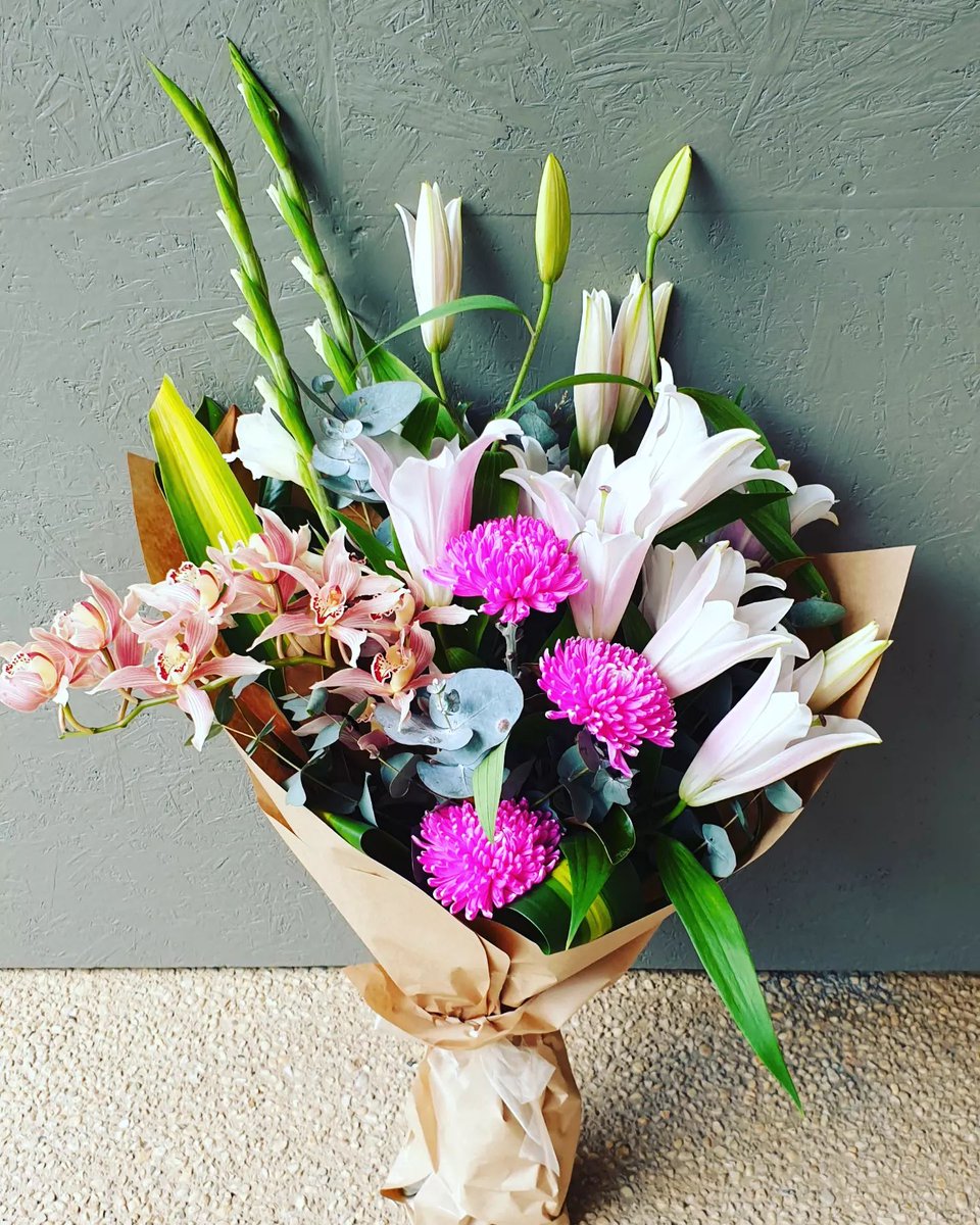 Friday greeting from Lilyblooms to my sweet friends
Order now at 0408444644
bit.ly/3dU8BnX
#flower #flowerbouquet #floralgift #samedaydelivery #flowerdelivery #coronetbay #grantville #fridayflower #melbourne #australia #springflower #flowerarrangement