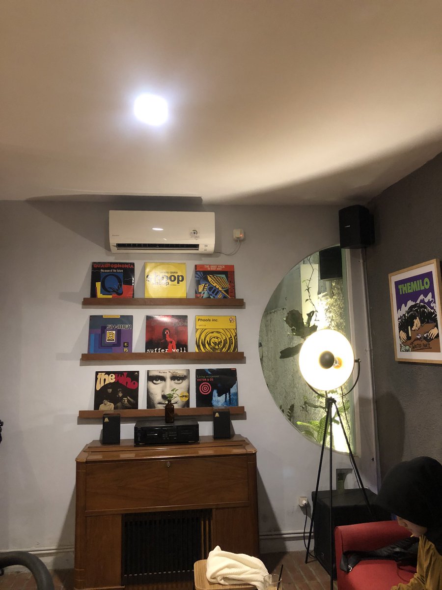 cheeaseeds's tweet photo. top 4 tempat nugas sendirian friendly👍🏻⭐️ 
1. titik koma tenggilis
2. triple s neighbourhood
3. kopi kompleks ngagel
4. pause coffee https://t.co/AjztJZBVuL