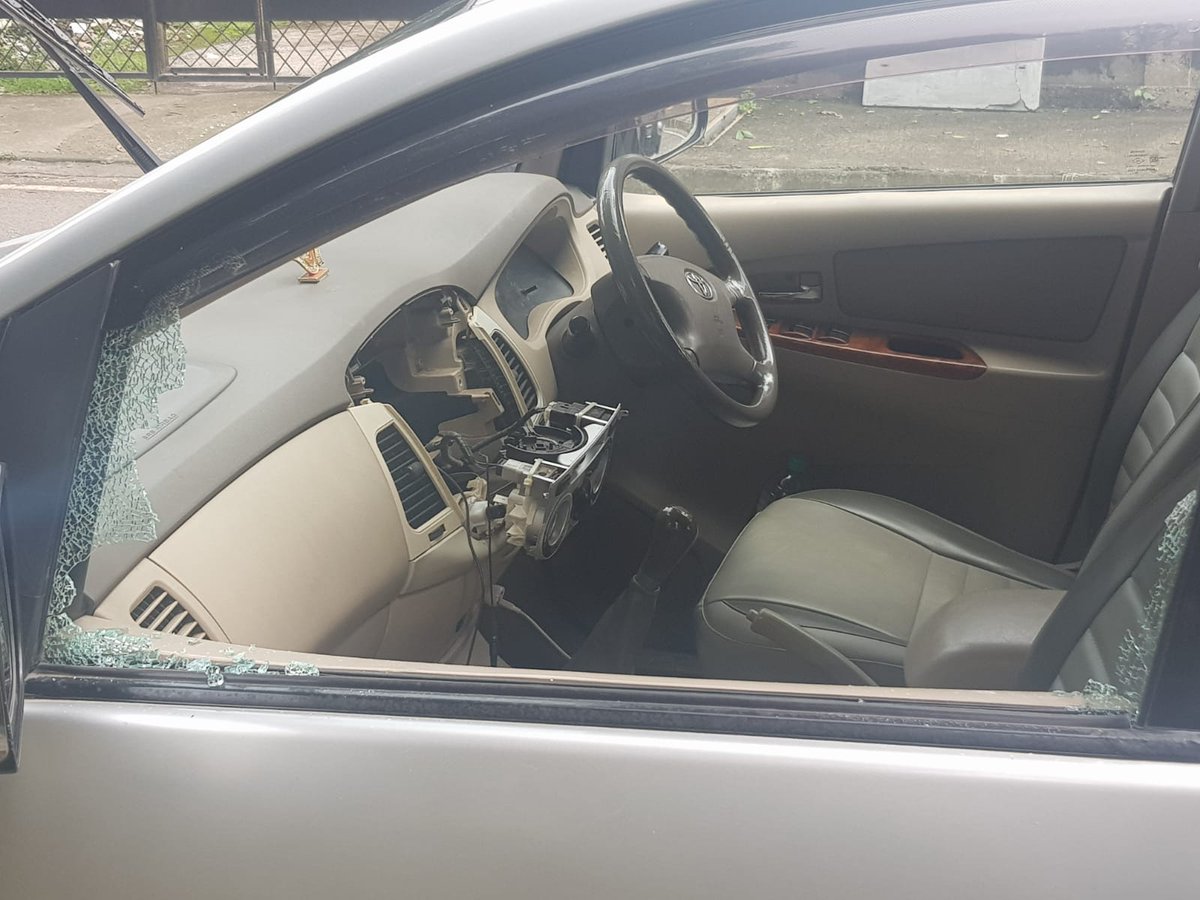 SocietySindhi's tweet photo. 4 cars broken in&amp; Stereos stolen @Sindhi Society Chembur in 1 night Hyundai i10 MH01 AL 5926 (outside plot 68) &amp; Hyundai Verna MH01 BG 6642 (plot  39, 200 meters from Police beat chowki) Night patrolling needed @MumbaiPolice @CPMumbaiPolice @CMOMaharashtra @mybmc @mybmcWardMW https://t.co/wQYiIYStWw