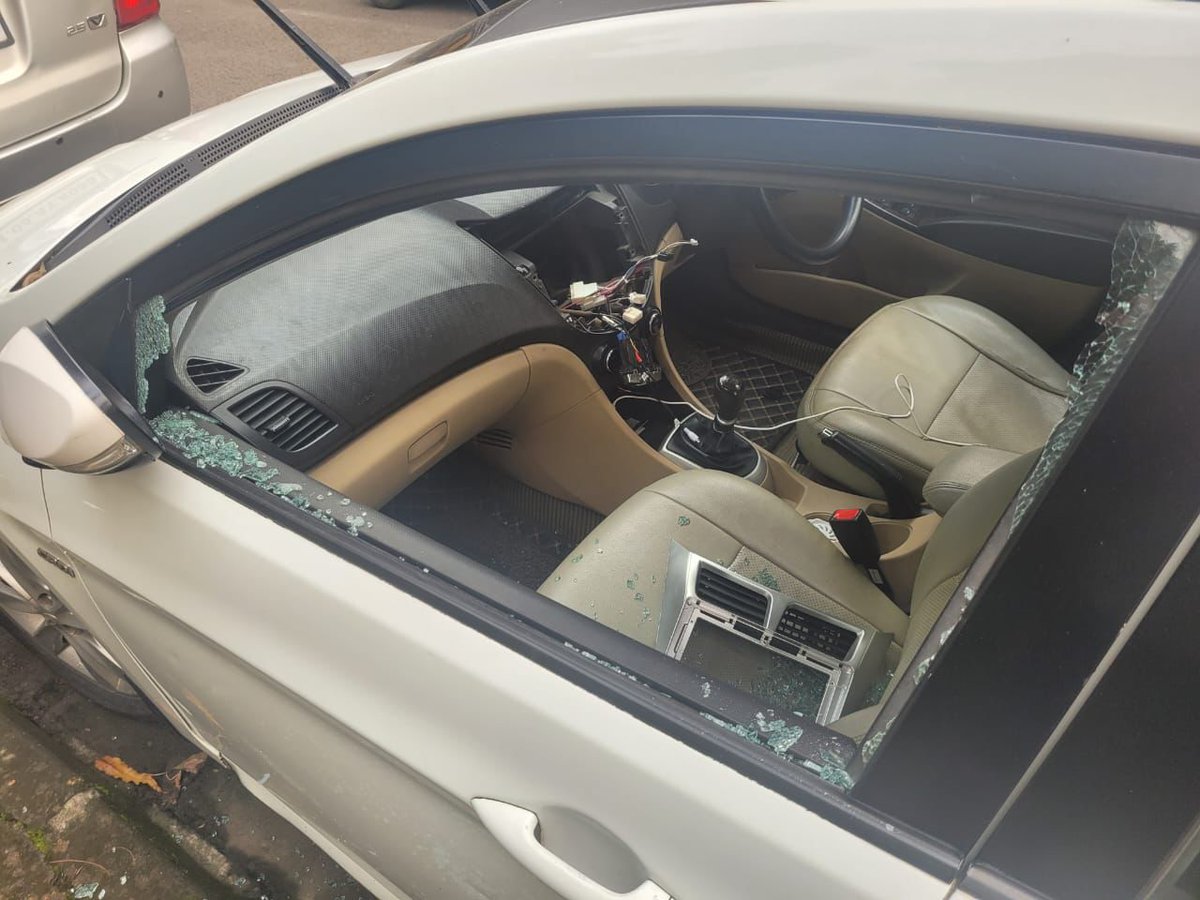 SocietySindhi's tweet photo. 4 cars broken in&amp; Stereos stolen @Sindhi Society Chembur in 1 night Hyundai i10 MH01 AL 5926 (outside plot 68) &amp; Hyundai Verna MH01 BG 6642 (plot  39, 200 meters from Police beat chowki) Night patrolling needed @MumbaiPolice @CPMumbaiPolice @CMOMaharashtra @mybmc @mybmcWardMW https://t.co/wQYiIYStWw