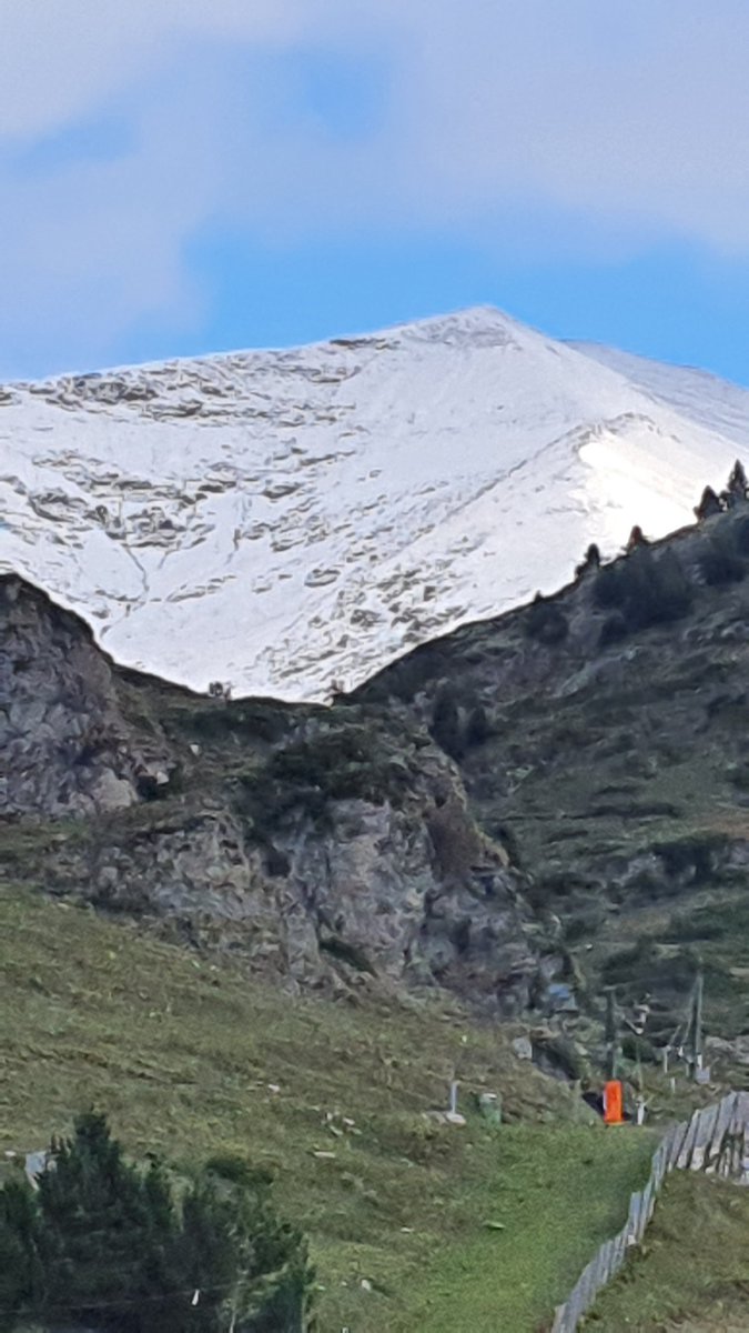 Deivids71's tweet photo. Segona enfarinada de la temporada!!!. Cota 2.200 mínima a #valldenuria de 0.8C, fregant ja les negatives. #ripolles #vallderibes #meteocat #meteo #pirineuoriental #pirineus #pyrenees https://t.co/wxOqGcFRXV