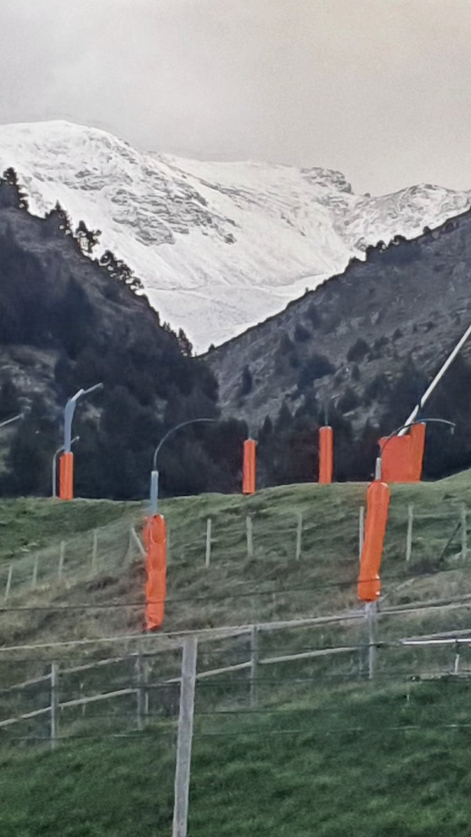 Deivids71's tweet photo. Segona enfarinada de la temporada!!!. Cota 2.200 mínima a #valldenuria de 0.8C, fregant ja les negatives. #ripolles #vallderibes #meteocat #meteo #pirineuoriental #pirineus #pyrenees https://t.co/wxOqGcFRXV