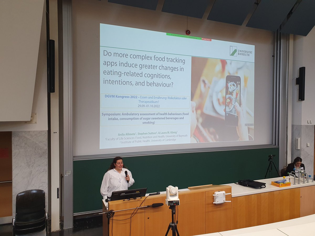 LauraMKoenig's tweet photo. #dgvm2022 day 2 kicks off with an exciting symposium on Ambulatory Assessment. @allmeta_anila just gave her first ever presentation at an in-person conference 👏👏👏 she presented the 1st study of her PhD looking at potential differences between food tracking apps #PHN_UBT https://t.co/pkd2mL6akk