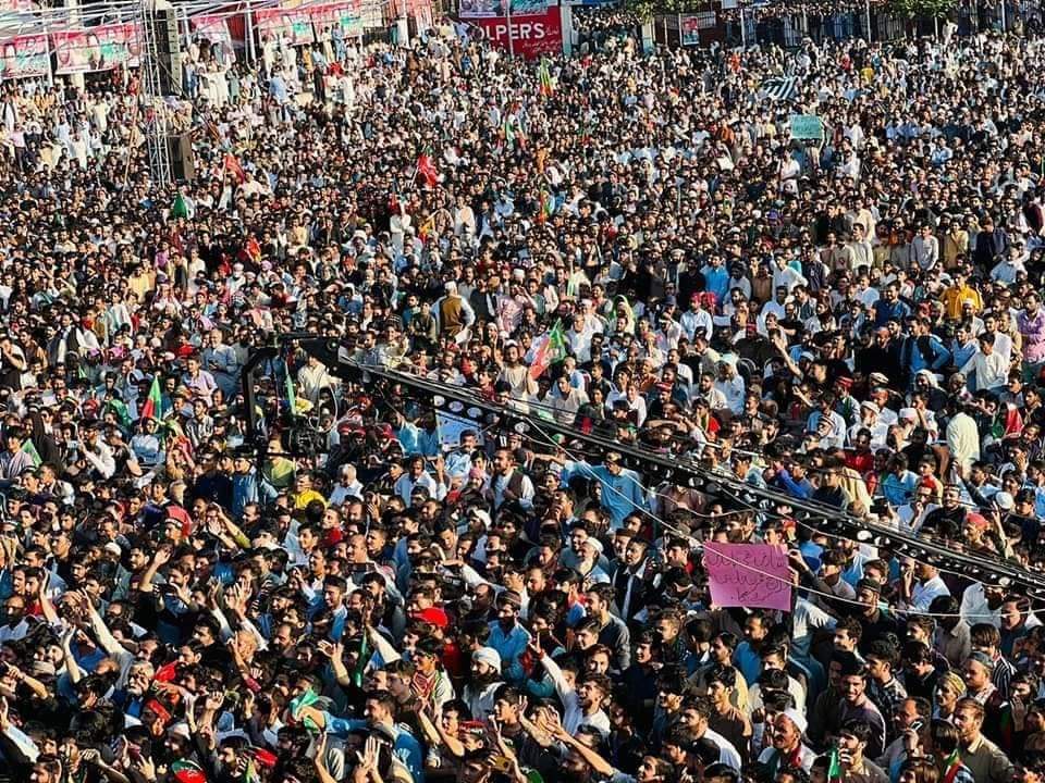 Sardarkhattab's tweet photo. مظفرآباد یونیورسٹی گراونڈ میں چیرمین پاکستان تحریک انصاف عمران خان کا پرتباک استقبال۔۔
@ImranKhanPTI https://t.co/b1WnByWDxt