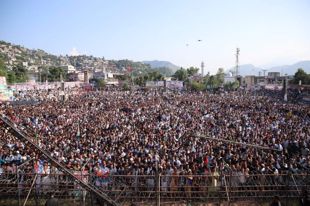 Sardarkhattab's tweet photo. مظفرآباد یونیورسٹی گراونڈ میں چیرمین پاکستان تحریک انصاف عمران خان کا پرتباک استقبال۔۔
@ImranKhanPTI https://t.co/b1WnByWDxt