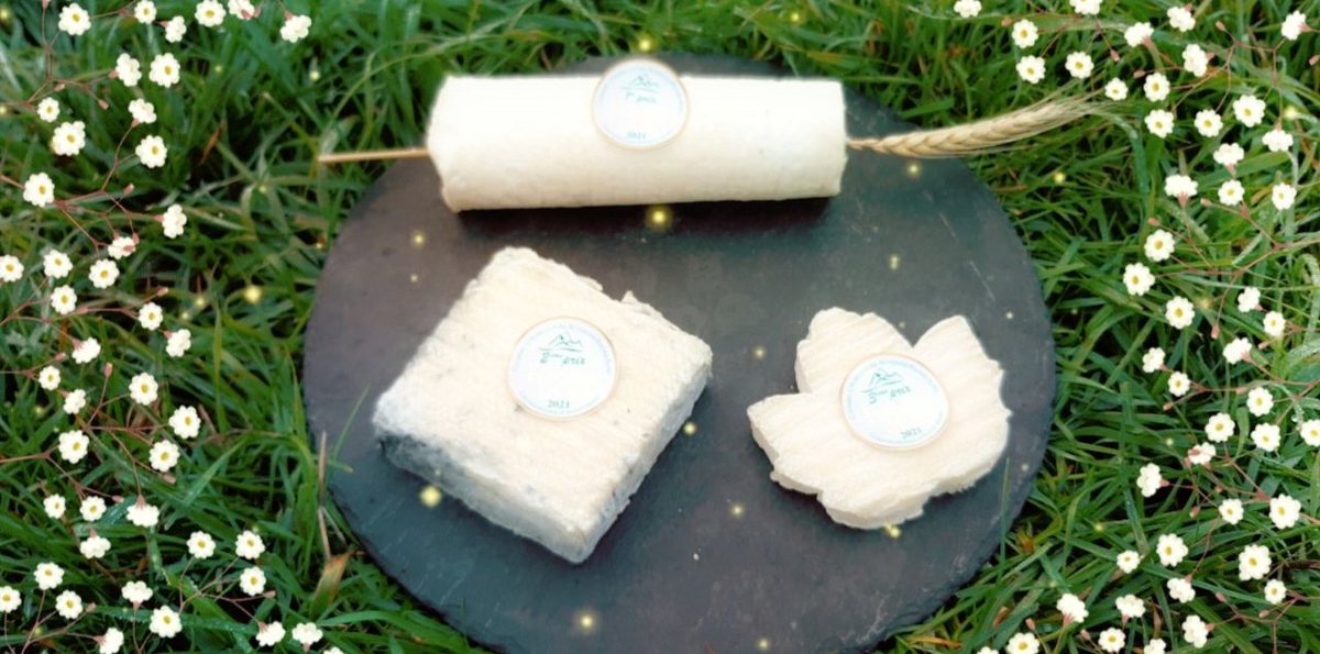 FabreAdeline's tweet photo. Rendez-vous mercredi 5 octobre au Sommet de l'Elevage à Cournon pour l'annonce des résultats pour Le concours Fermier d'Or.
Le Saint Léo était de nouveau en compétition cette année. C'est un des fromages préférés espérons qu'il aura su séduire le jury autant que mes clients 🤞 https://t.co/FlSoKfxQpP