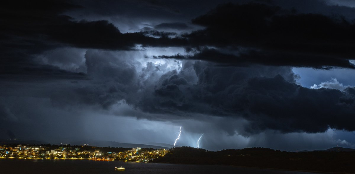 Anbei einige Aufnahmen der klasse Blitzshow heute Nacht über der dalmatinischen Inselwelt von Kroatien. Aufgenommen wurden die Bilder auf Höhe Split mit Blickrichtung Hvar und Korčula

<a href="/Kachelmannwettr/">Kachelmannwetter</a> <a href="/MajaKraljikWx/">Maja Kraljik</a> <a href="/Dalmacija_Danas/">Dalmacija Danas</a>