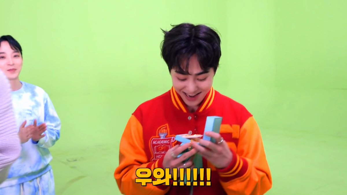 exosexiu's tweet photo. #세슈 #SEXIU #フンシウ
'Don't fight the feeling' MV Behind The Scenes 세슈 
https://t.co/vPvKhaRRX4

✨24K 금목걸이 전설의 시작✨
🐥자 우리 🐱형 선물 
🐥자 다 같이 봐주세요 뭔지 
🐥잘 좀 담아 주세요 
🐥박수 한 번 주세요
🐥이거 24K

🗣️🐥시 맞춰서 올렸다가 오타나서 장렬히 실패 🥹 https://t.co/aBSPzCPkJ9