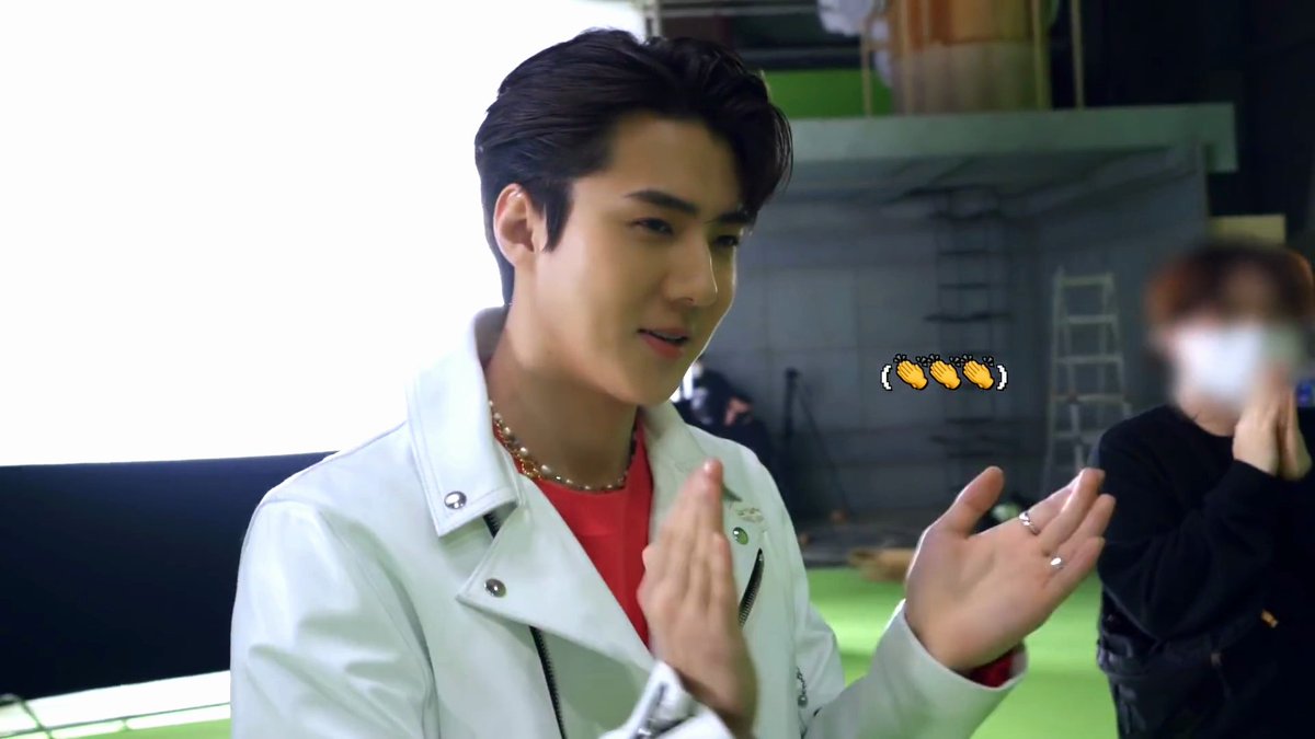 exosexiu's tweet photo. #세슈 #SEXIU #フンシウ
'Don't fight the feeling' MV Behind The Scenes 세슈 
https://t.co/vPvKhaRRX4

✨24K 금목걸이 전설의 시작✨
🐥자 우리 🐱형 선물 
🐥자 다 같이 봐주세요 뭔지 
🐥잘 좀 담아 주세요 
🐥박수 한 번 주세요
🐥이거 24K

🗣️🐥시 맞춰서 올렸다가 오타나서 장렬히 실패 🥹 https://t.co/aBSPzCPkJ9