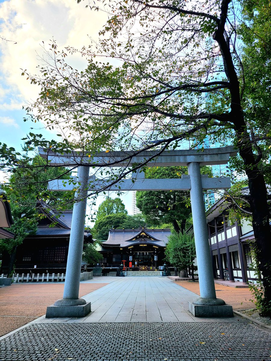 1n0se_m1zuha's tweet photo. 近くにいながら初めて熊野神社に参拝⛩️
新宿ビル郡の中の静かな空間。
八咫烏がシンボルで、金運・勝負運にご利益があります💰️
皆さんの願いが叶うようにお願いしてきました😊
必ず叶てます(勝てます)👍️ https://t.co/BDiBKopCLe