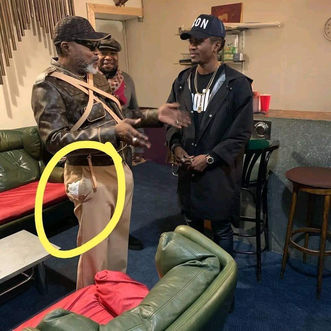 pap_mas's tweet photo. 🗣Etelemeli ekeseni mais oyo neti eza kotelema ya whiskey #Jack_Daniel 🥃
🎙Même sa stratégie à gonfler ses poches est dévoilée https://t.co/sKUVbKPWJ8