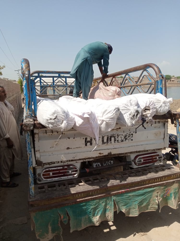 AzadChandio24's tweet photo. @PRC_official, @SardarShahidLa2,  @ifrc Me And my Friend @fawadaligohar Distribute Rashan bags and many more Things to help people thats our relief activities in flood-affected areas.
Help khair pur nathan shah sindh
#FloodRelief #Sindh #FloodInPakistan #EveryWhereForEveryOne https://t.co/Ie6zncQPfQ