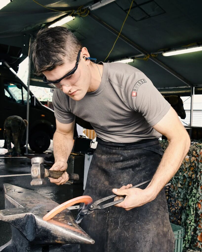 terdiv4ch's tweet photo. Hufschmied bei der Arbeit an der Wega in Weinfelden. Komm auch vorbei und schau es dir vor Ort an: Standplatz 3.4. Die Ausstellung ist heute offen von 11-21 Uhr. #terdiv4wega #schweizerarmee #terdiv4 #hufschmied #gebsbat6 #armeech #wega #thomasbornhauserschulhaus #weinfelden https://t.co/5Ee4fvKgug