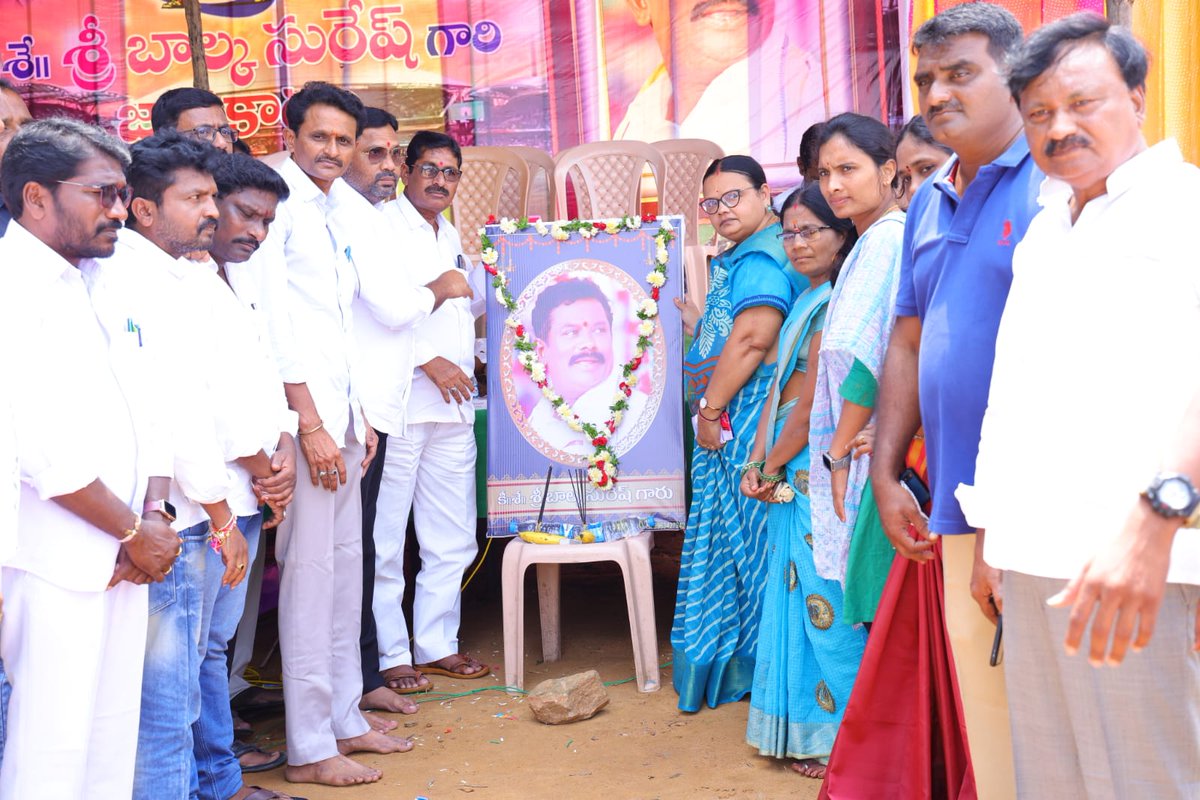 balkasumantrs's tweet photo. చెన్నూర్ పట్టణంలో బాల్క ఫౌండేషన్  ఆధ్వర్యంలో స్వర్గీయ బాల్క సురేష్ గారి జ్ఞాపకార్థం నిర్వహిస్తున్న క్రికెట్ టోర్నమెంటును  ప్రజా ప్రతినిధులు, నాయకులు కలిసి ప్రారంభించారు. https://t.co/TfGluRY4O8
