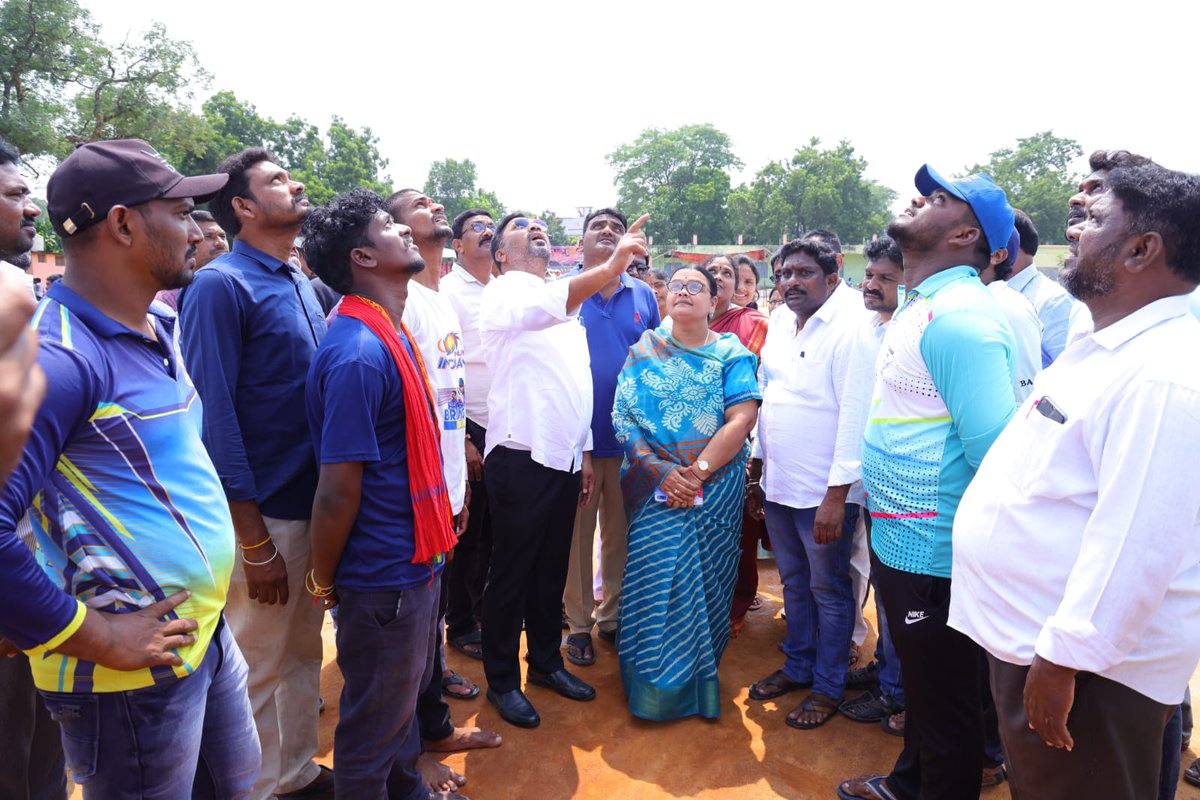 balkasumantrs's tweet photo. చెన్నూర్ పట్టణంలో బాల్క ఫౌండేషన్  ఆధ్వర్యంలో స్వర్గీయ బాల్క సురేష్ గారి జ్ఞాపకార్థం నిర్వహిస్తున్న క్రికెట్ టోర్నమెంటును  ప్రజా ప్రతినిధులు, నాయకులు కలిసి ప్రారంభించారు. https://t.co/TfGluRY4O8