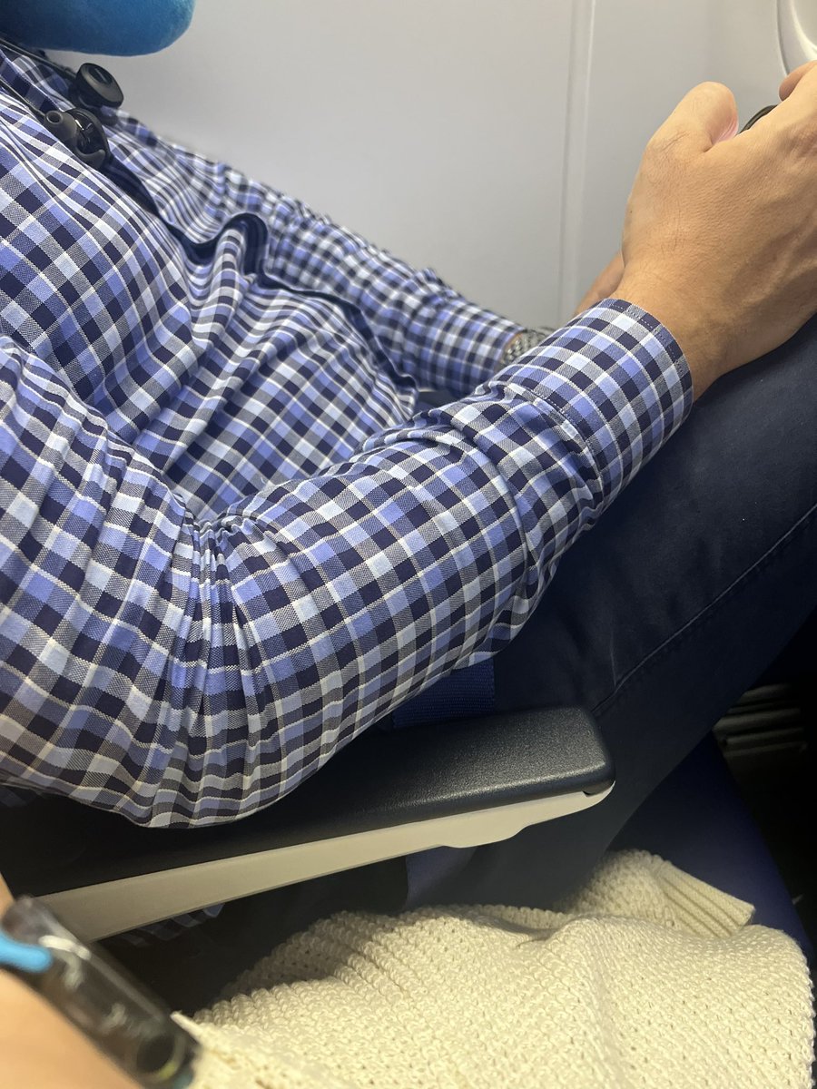 AndiNewBooty's tweet photo. My past two flights #overbearingarmneighbor #airplanesbelike https://t.co/ZLMgpvdNw0