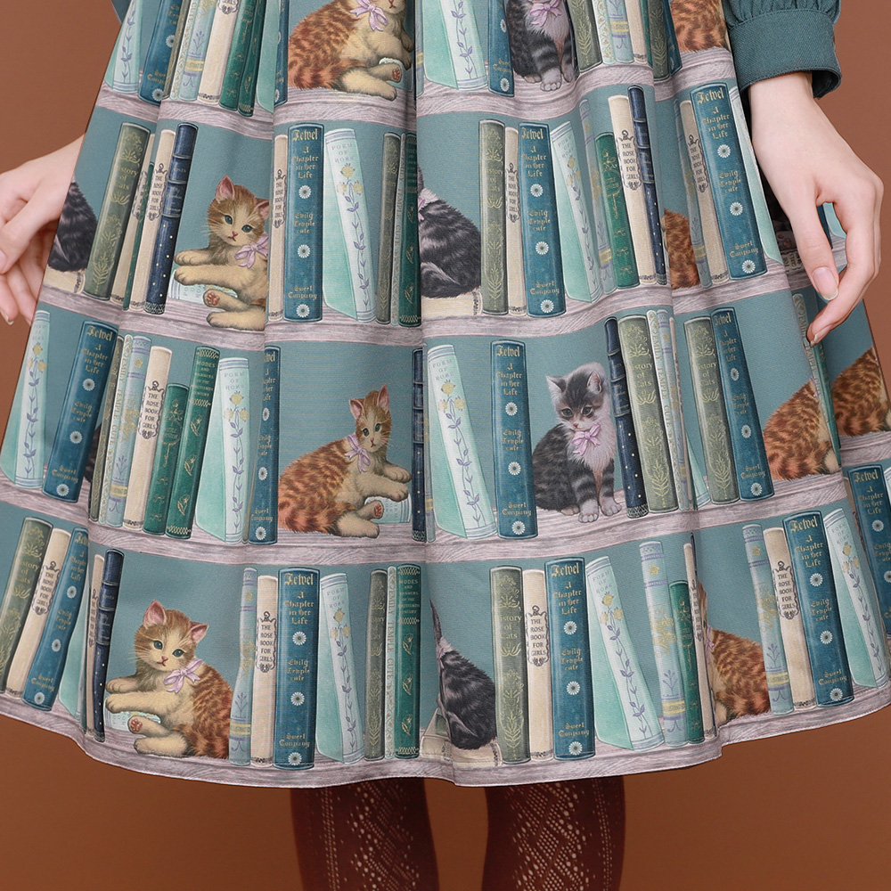 Emily_cute2014's tweet photo. 【reservation】

本日≪9/30(金)≫ご予約最終日！
【 子猫と本棚 series 】
※受注生産制。11月末～12月上旬入荷予定。

本棚の隙間にくつろぎ子猫
愛らしいシチュエーションを描いたテキスタイル

♡ 子猫と本棚 ワンピース￥36,080(Tax in)
https://t.co/w0Va1g593D https://t.co/pAgZCjycIB