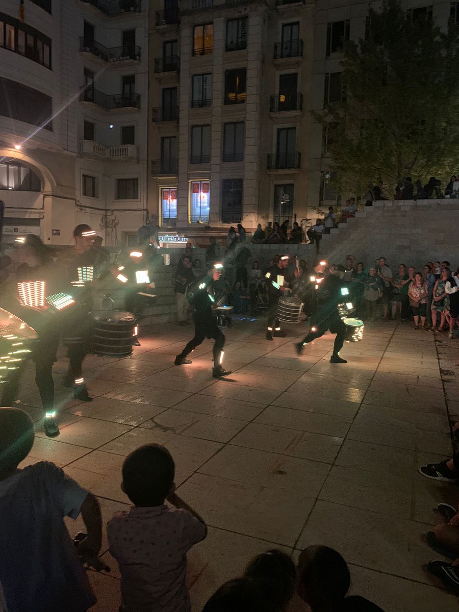 festivalenre9's tweet photo. Fa just una setmana que els veïns i veïnes de la Zona9 vam anar a veure l'espectacle #Perculights, de
@brincadeiraBCN
🥁L'espectacle va ser el tret de sortida a la programació de tardor de #LaTemporada i va ser una passada!!
Seguim creant teixit a la zona!😍 https://t.co/7Xsq0gD84d
