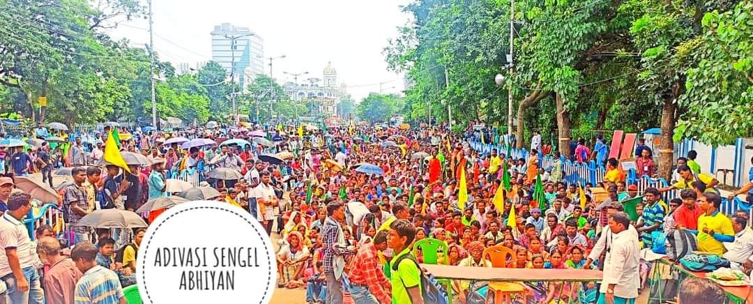 NikhilN27509416's tweet photo. •सरना धर्म कोड की मांग को लेकर पांच राज्य पश्चिम बंगाल उड़ीसा झारखंड आसाम और बिहार से कोलकाता पहुंचे सभी सेगेंल आंदोलनकर्ताओं को हुल जोहार।
#Religioncode
#Sarna
#Adiwasis https://t.co/F4jj1Z52Cc