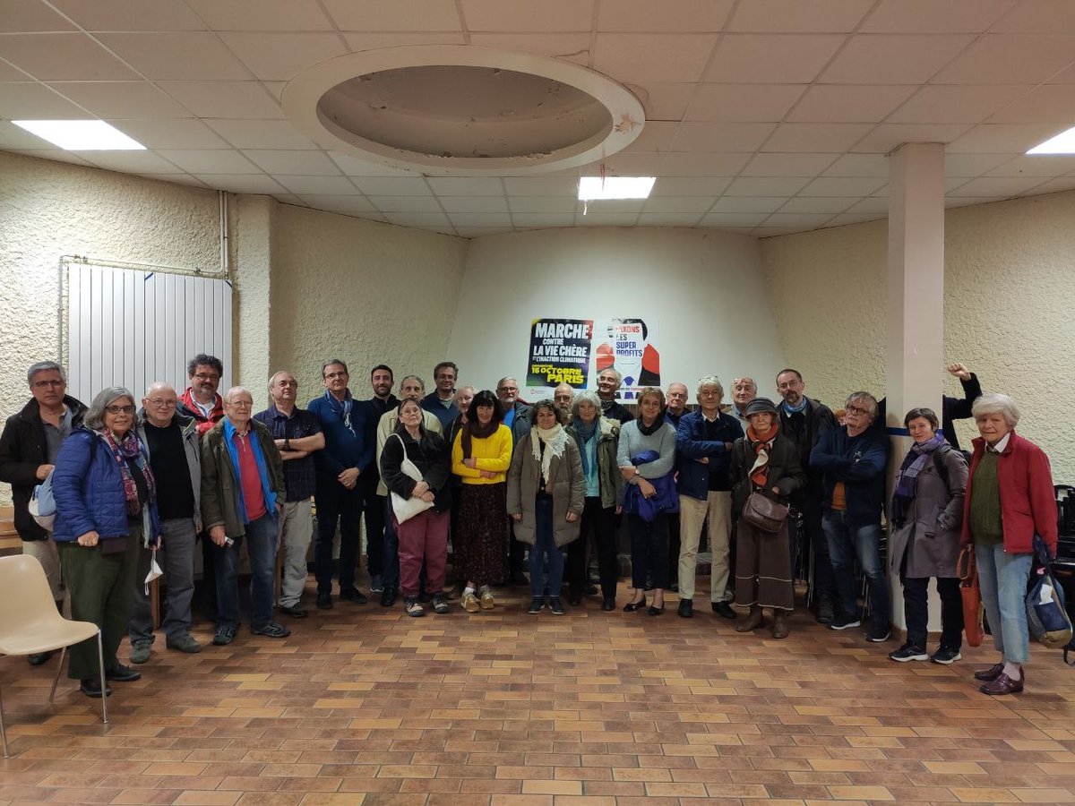 Fi915e1's tweet photo. 1/2 
AG de l'Union Populaire de la 5e circonscription de l'Essonne hier soir aux #LesUlis (Insoumis-e-s, POI, Ensemble!). Plaisir de se retrouver aussi nombreu-x-ses et déterminé-es que pendant la présidentielle et les législatives! https://t.co/RoWCzwnQt6