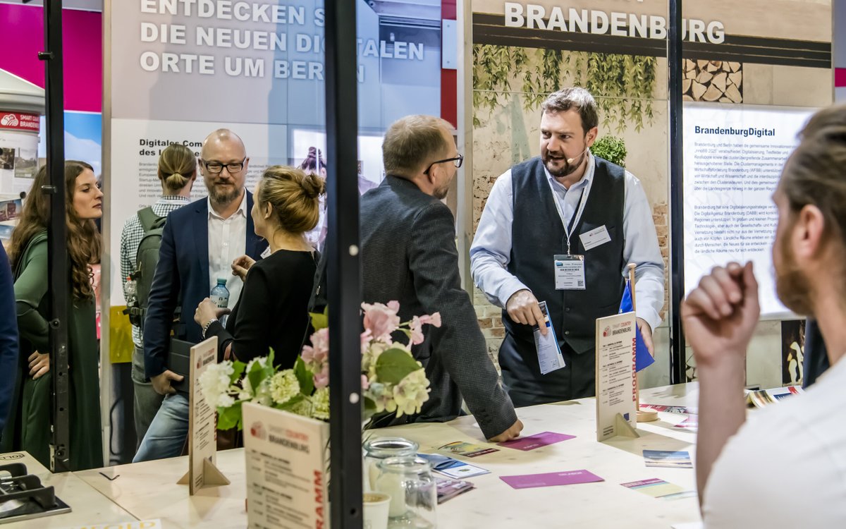 Unser Cluster IKT, Medien &amp; Kreativwirtschaft präsentiert sich mit dem Schwerpunkt-Thema #SmartCountryBrandenburg auf der #SCCON22. Freuen Sie sich auf ein spannendes Programm in unserem digitalen Dorf am Stand 411 im hub27. digital-bb.de/eventdetail/sm…