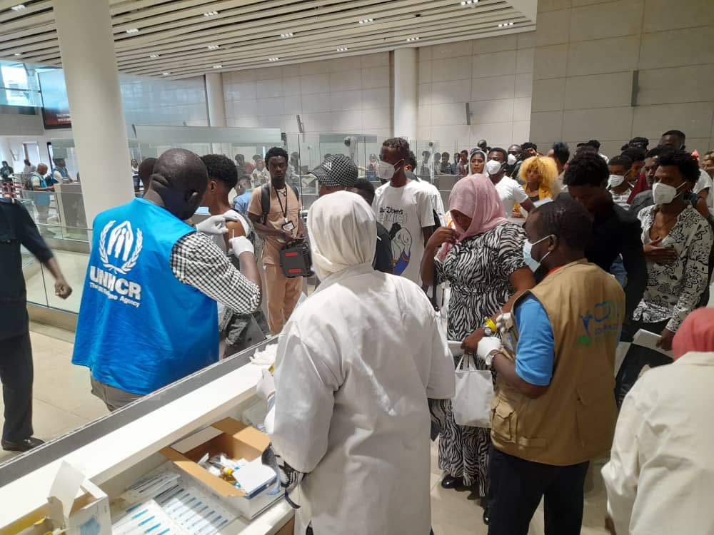 UNHCRNiger's tweet photo. ✈️ #Niger 🇳🇪 Un avion transportant 179 demandeurs d'asile a atterri à #Niamey ds la journée de jeudi 🙏

De 2017, le Niger accueille ces personnes dont des femmes et enfants évacués de #Libye où ils ont été souvent séquestrés et torturés par des réseaux criminels

#WwithRefugees https://t.co/VXyL3E9xr5