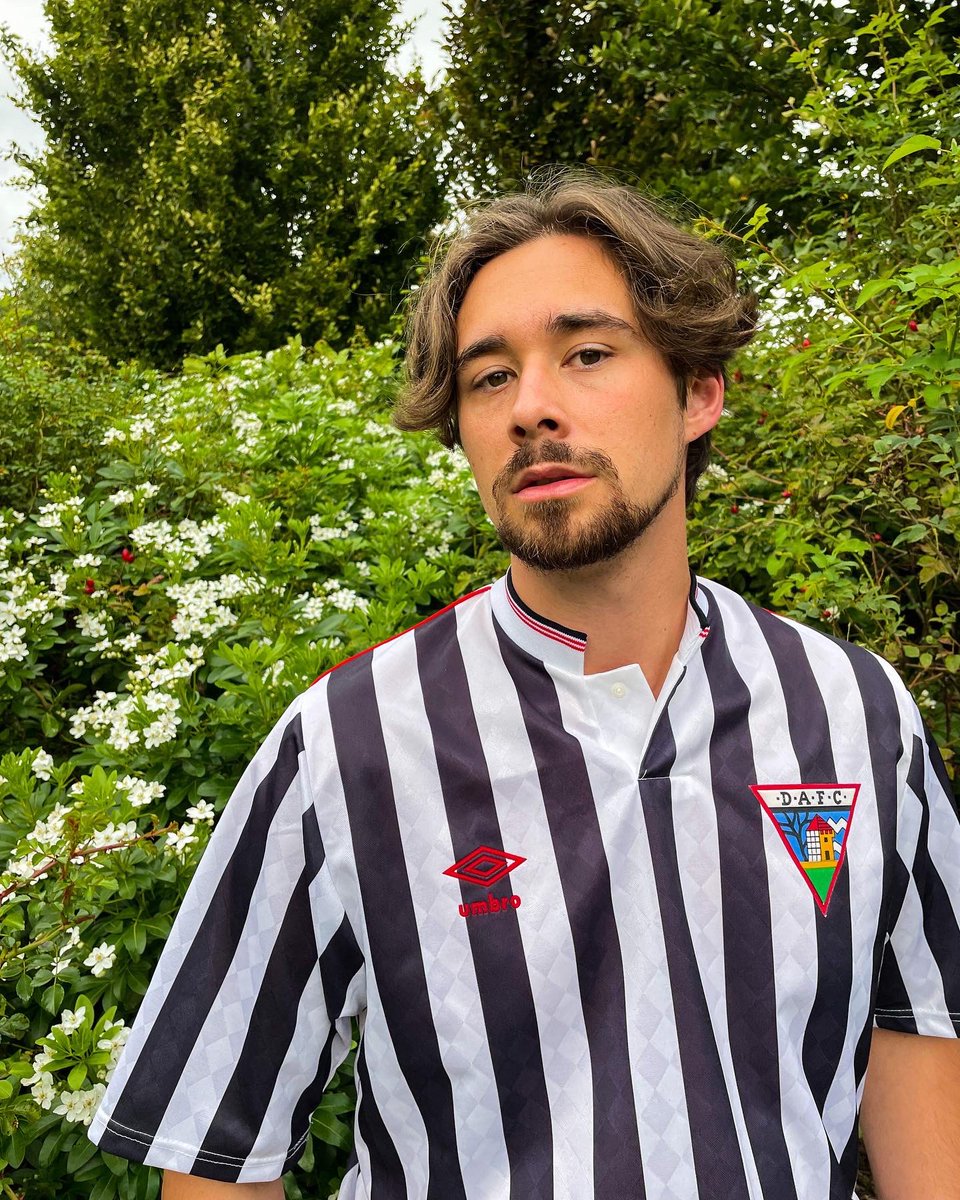 It doesn’t get more beautiful than this Dunfermline 1988/90 home shirt 🫶

A real classic from Umbro! It’s simple yet classy at the same time. 

So many incredible shirts will be available to buy from <a href="/mundialkits/">Mundial Retro Kits</a> TONIGHT! So make sure you check them out. You won’t regret it.