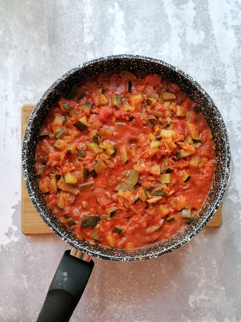 FitPrzepisyPL's tweet photo. Wegetariański bigos z cukinii

https://t.co/WJWUrzQ8He

Cukinia 1 szt.
Cebula 1 szt.
Marchew 1 szt.
Czosnek 1 ząbek
1 puszka krojonych pomidorów
100 ml przecier pomidorowy
15 ml oliwa
sól, pieprz, bazylia, ziele angielskie, liść laurowy

#przepis #fit #vege #bigos https://t.co/VTGNLeeTMS