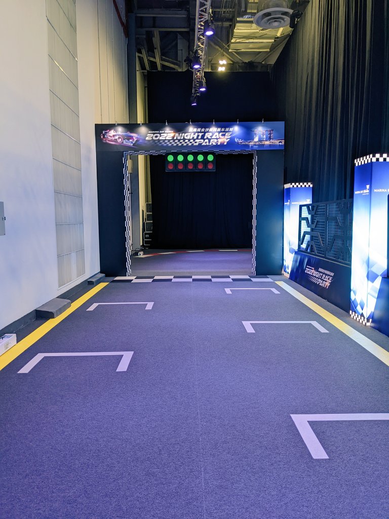 DeQueue94's tweet photo. Training non-stop to be this weekend's Singapore Grand Prix backup driver ๐๐๏ธ #FormulaOne #Singapore #GrandPrix #TeamMBS #Motorsport #Racing #Simulation #esports https://t.co/xx9aI4GYyl