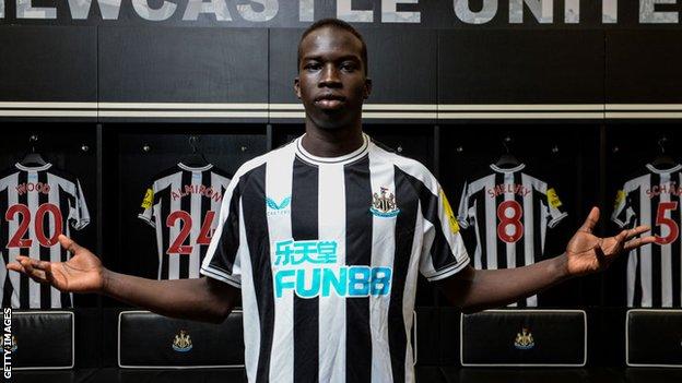 ThePLandMore's tweet photo. Newcastle United have completed an agreement to sign 18-year old forward Garang Kuol from Australian club Central Coast Mariners in January 2023.

#TransferNews #PL #NUFC #ALeague #CCMFC #GarangKuol https://t.co/XdtO1mAqoc