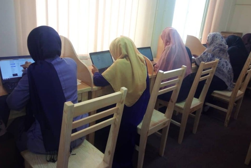 AtRiskTeachers's tweet photo. #BritishCouncil education programmes provided #AfghanWomen with the opportunity to acquire new skills.
The teachers put themselves at great risk by delivering the programmes on our behalf...
Then we left them behind.
#AtRiskTeachers @FCDOGovUK @ukhomeoffice @JamesCleverly https://t.co/yPPQ53EdNm