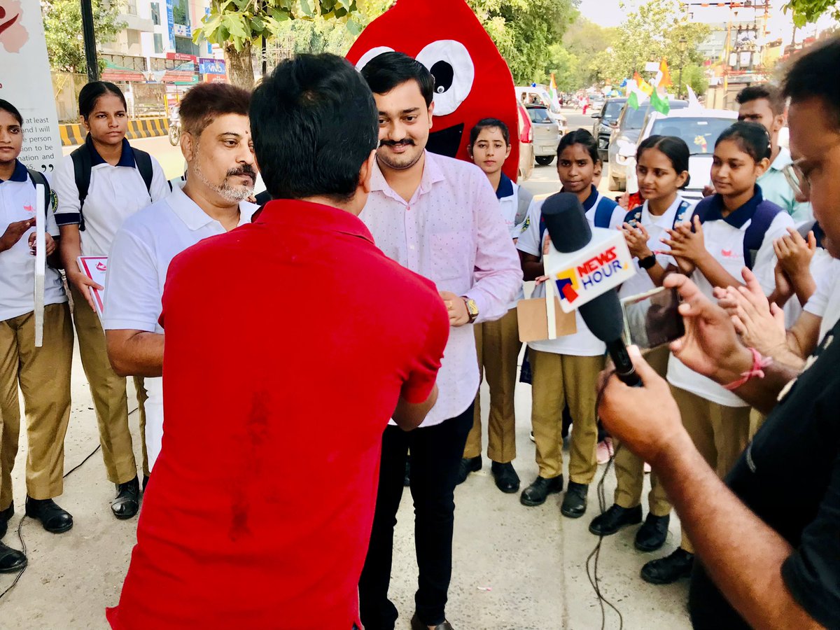 KarwariyaGaurav's tweet photo. यूफोरियल युथ सोसाइटी द्वारा आयोजित रक्तदान जागरूकता अभियान 26 से 30 सितंबर तक प्रयागराज एवं कौशांबी में भ्रमण कर एवं विभिन्न स्थानों पर नाट्य रूपांतरण के माध्यम से लोगों को जागरूक करने की सार्थक मुहिम को कल प्रयागराज में हरी झंडी दिखाकर रवाना किया ।
#RIDEFORRED
#RAKTSANKALP https://t.co/XARafcmlgr