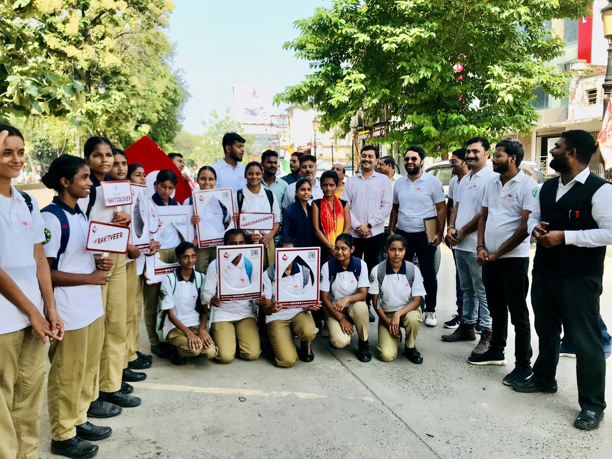 KarwariyaGaurav's tweet photo. यूफोरियल युथ सोसाइटी द्वारा आयोजित रक्तदान जागरूकता अभियान 26 से 30 सितंबर तक प्रयागराज एवं कौशांबी में भ्रमण कर एवं विभिन्न स्थानों पर नाट्य रूपांतरण के माध्यम से लोगों को जागरूक करने की सार्थक मुहिम को कल प्रयागराज में हरी झंडी दिखाकर रवाना किया ।
#RIDEFORRED
#RAKTSANKALP https://t.co/XARafcmlgr