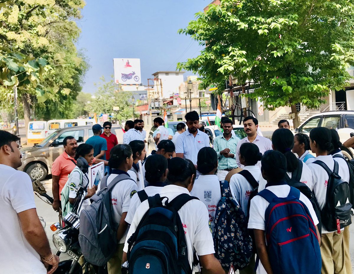 KarwariyaGaurav's tweet photo. यूफोरियल युथ सोसाइटी द्वारा आयोजित रक्तदान जागरूकता अभियान 26 से 30 सितंबर तक प्रयागराज एवं कौशांबी में भ्रमण कर एवं विभिन्न स्थानों पर नाट्य रूपांतरण के माध्यम से लोगों को जागरूक करने की सार्थक मुहिम को कल प्रयागराज में हरी झंडी दिखाकर रवाना किया ।
#RIDEFORRED
#RAKTSANKALP https://t.co/XARafcmlgr