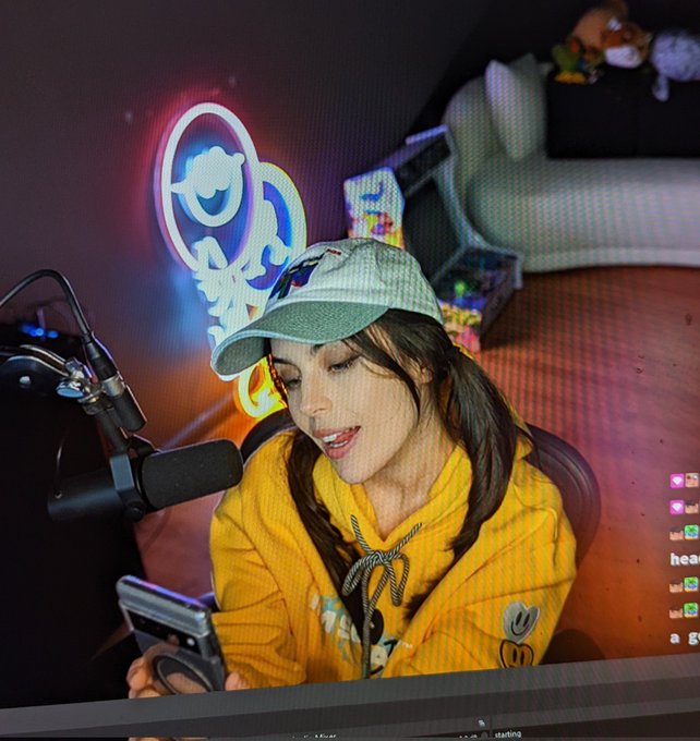 drunk stream 🤨 https://t.co/d4mxo3Ehpa  painting walls stream tomorrow ✅ https://t.co/4WuXdyrEEQ<a href="/tag/apexlegends"class="tags"><span>#apexlegends</span></a>