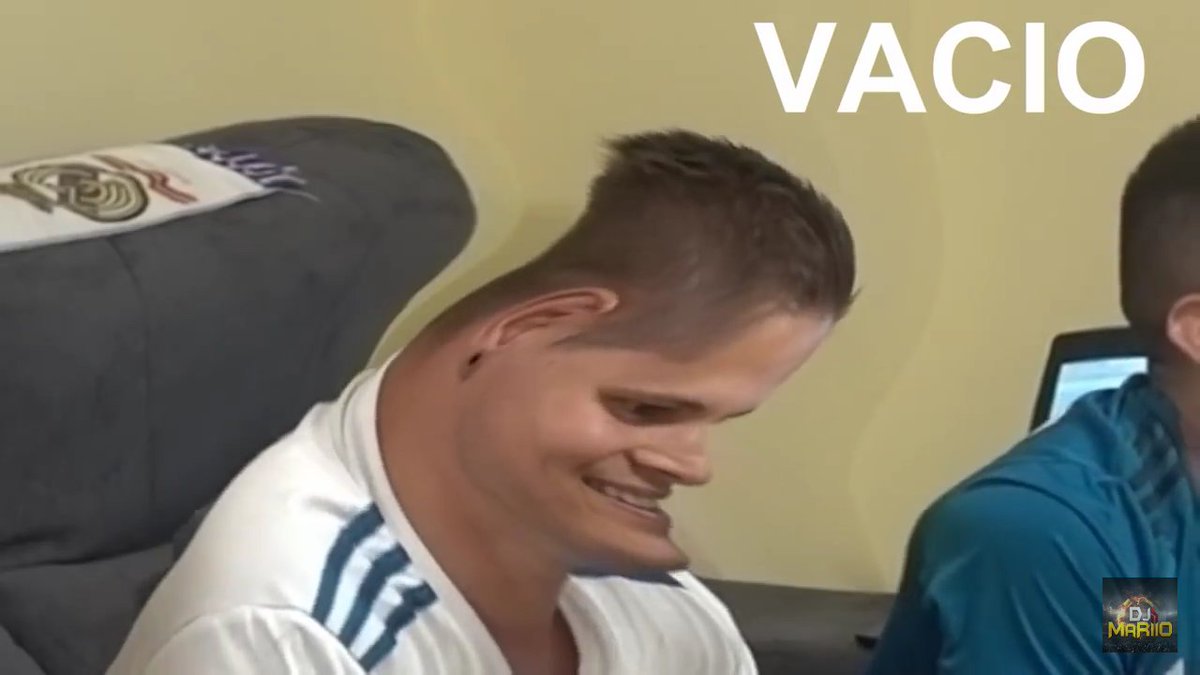 FnMoorz's tweet photo. Hoy no fuí al instituto pq sale el standard del fifa 23, POV: MI AMIGO QUE DIA SI Y DIA TAMBIEN HACEMOS PEYAS:

@DjMaRiiO @cachoo01 https://t.co/Te1zJw6b5Y