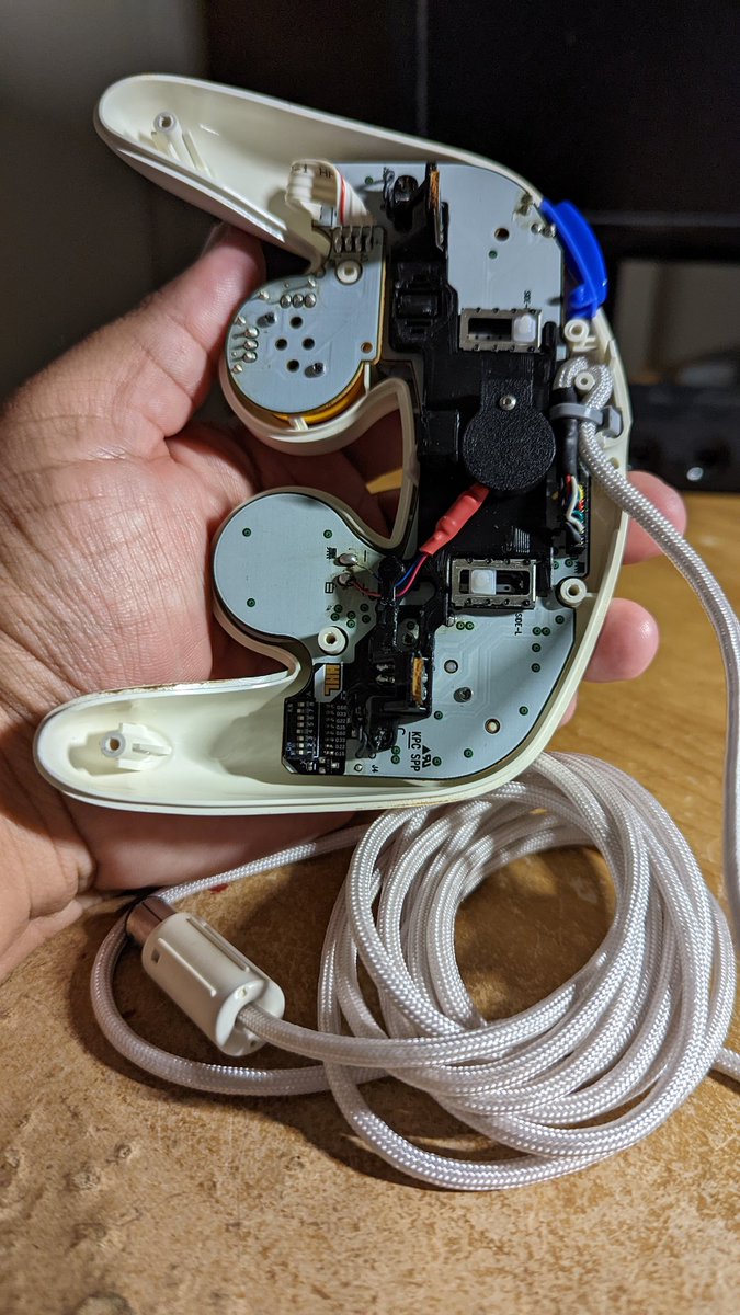 almondguyz's tweet image. I do have a jp white controller for sale with a white paracorded, 3d printed bracket and cellphone rumble motor from @RockerGameMod and @handheldlegend no reset snapback mod!! Retweet for visibility 🙏🏽🙏🏽 #jpwhitegamecubecontroller #customgamecubecontroller #cgcc
