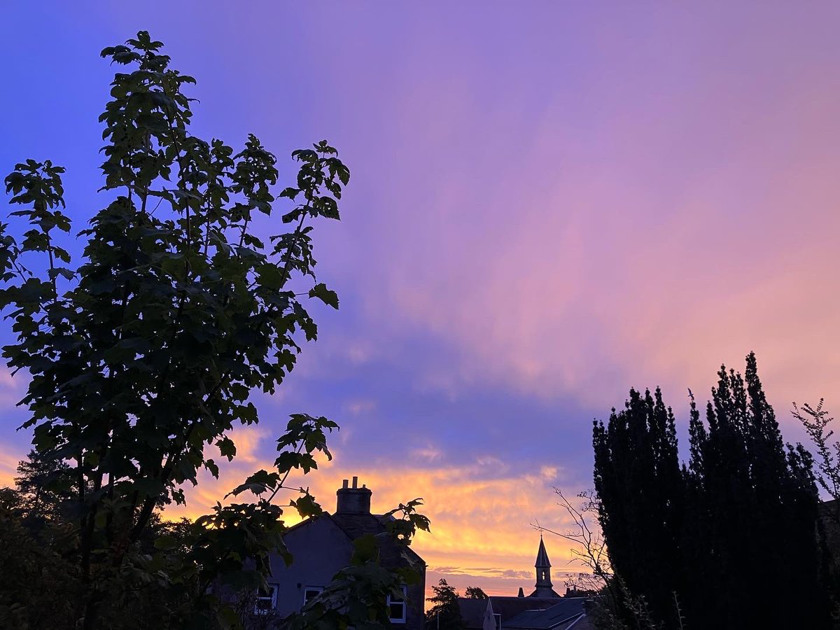 susanpmains's tweet photo. Gorgeous skies this morning & no filters! (Just before it became very soggyโฆ) #SeptemberSky #CandyflossClouds https://t.co/n9yE9tGSHd