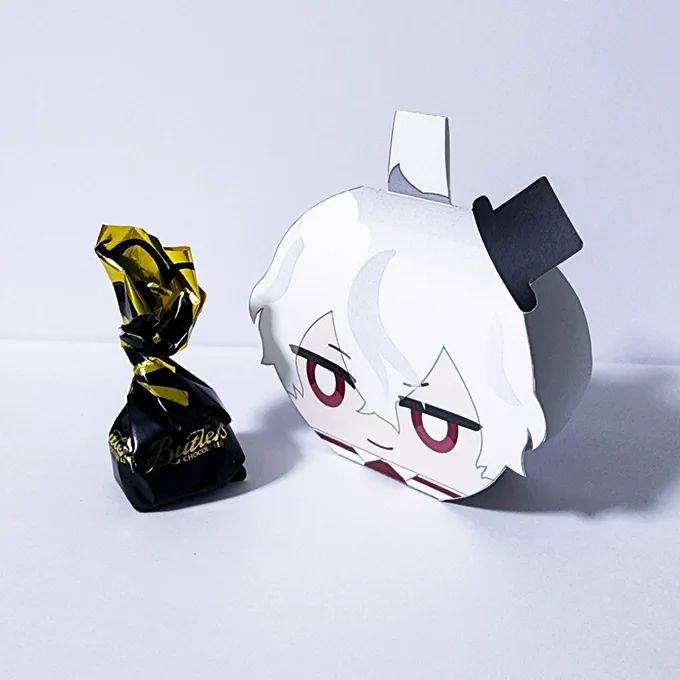 一口サイズのおやつが1個入ります。全員作ると結構邪魔になるかも…と思いミニサイズも登録してありますが、ちょっと組み立てにくいですノアはまだ未完成なので12月までにヒルドとエーダリアと一緒に出せたらいいなぁとぼんやり思ってます使い道のあまりない箱ですが感想など頂けたら喜びます 